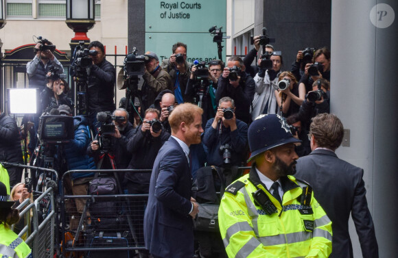 Le prince Harry, duc de Sussex, arrive devant la Haute Cour de Londres pour témoigner contre un tabloïd accusé de piratage de messageries téléphoniques. C'est la première apparition d'un membre de la famille royale à la barre en plus d'un siècle. Londres, le 6 juin 2023. © Tayfun Salci/Zuma Press/Bestimage 