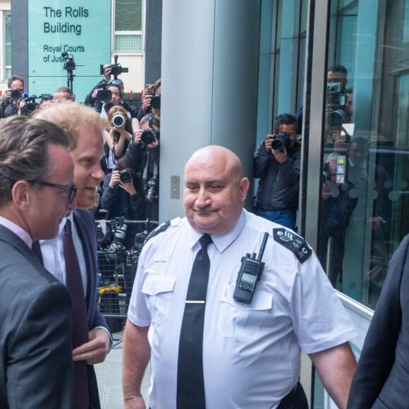 Le prince Harry, duc de Sussex, arrive devant la Haute Cour de Londres pour témoigner contre un tabloïd accusé de piratage de messageries téléphoniques. C'est la première apparition d'un membre de la famille royale à la barre en plus d'un siècle. Londres, le 6 juin 2023. © Tayfun Salci/Zuma Press/Bestimage 