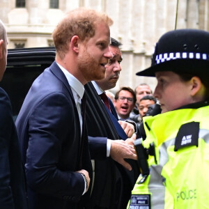 Le prince Harry, duc de Sussex, arrive devant la Haute Cour de Londres pour témoigner contre un tabloïd accusé de piratage de messageries téléphoniques. C'est la première apparition d'un membre de la famille royale à la barre en plus d'un siècle. Londres, le 6 juin 2023. 
