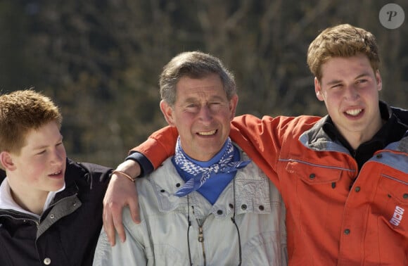 Seule sa famille aurait en effet été au courant.
Le prince Charles et les princes William et Harry pendant leurs vacances au ski à Klosters en Suisse en 2002.