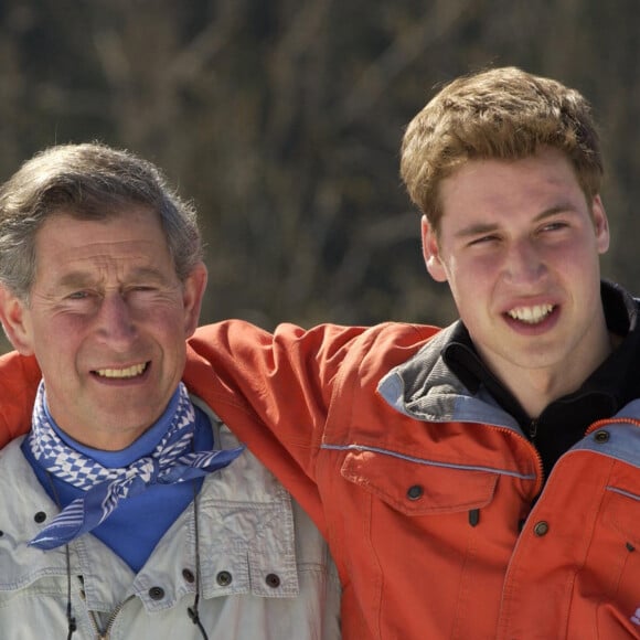 Seule sa famille aurait en effet été au courant.
Le prince Charles et les princes William et Harry pendant leurs vacances au ski à Klosters en Suisse en 2002.