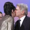 Harrison Ford embrasse Isabelle Adjani lors de la cérémonie des César le 27 février 2010 au théâtre du Châtelet
