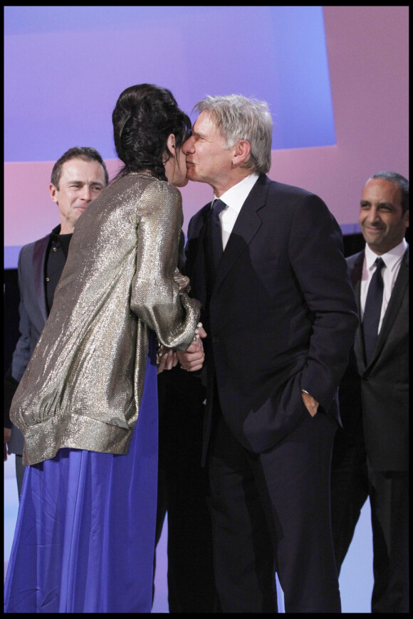 Harrison Ford embrasse Isabelle Adjani lors de la cérémonie des César le 27 février 2010 au théâtre du Châtelet