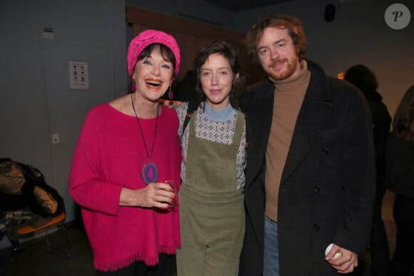 Exclusif - Sara Giraudeau entre sa mère Anny Duperey et son frère Gaël Giraudeau - Cocktail après la générale de la pièce "Le syndrome de l'oiseau" au théâtre du Rond-Point à Paris. Le 17 janvier 2023 © Bertrand Rindoff Petroff / Bestimage 