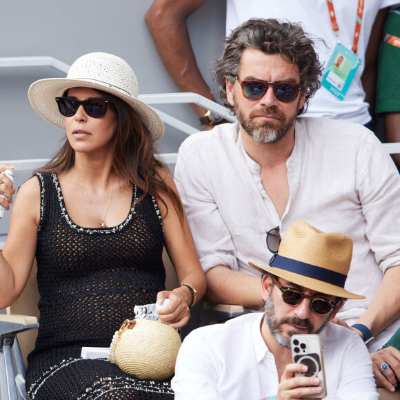 Il s'agit de leur première apparition depuis les obséques de Myriam, la mère de l'acteur.
Reem Kherici, enceinte, et son mari Gilles Lemaire dans les tribunes lors des Internationaux de France de Tennis de Roland Garros 2023. Paris, le 7 juin 2023. © Jacovides / Moreau / Bestimage 