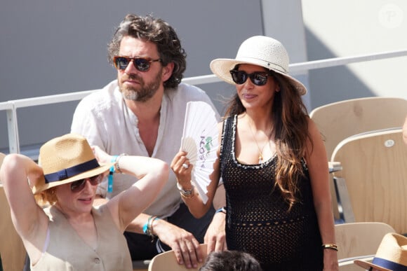 Reem Kherici, enceinte, et son mari Gilles Lemaire dans les tribunes lors des Internationaux de France de Tennis de Roland Garros 2023. Paris, le 7 juin 2023. © Jacovides / Moreau / Bestimage 