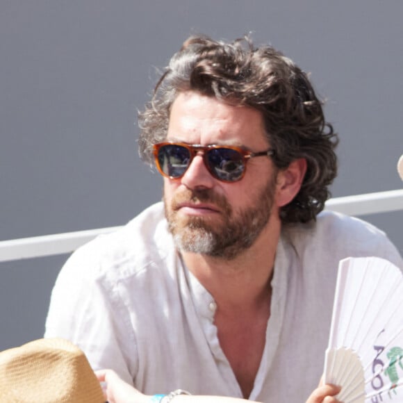 Reem Kherici, enceinte, et son mari Gilles Lemaire dans les tribunes lors des Internationaux de France de Tennis de Roland Garros 2023. Paris, le 7 juin 2023. © Jacovides / Moreau / Bestimage 