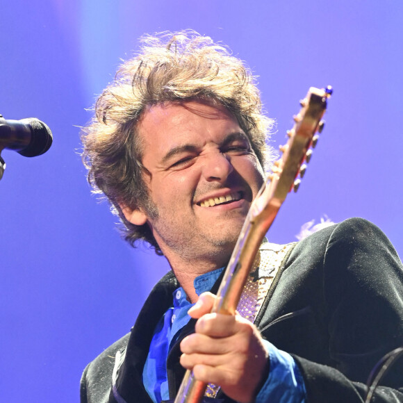 Le chanteur pose son bras délicatement autour de sa fille.
Exclusif - Matthieu Chedid (le chanteur M) - Concert de Vladimir Cosma pour ses "Inoubliables musiques de film" au Grand Rex à Paris. Le 15 octobre 2021 © Coadic Guirec / Bestimage