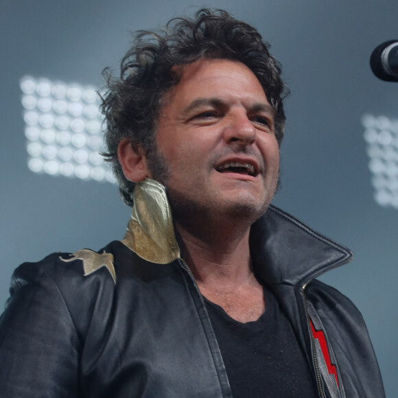 Sur Instagram, il a tenu à partager un moment très complice avec sa fille Billie. 
Le chanteur M (Matthieu Chedid) lors de l'Edition Spéciale pour les soignants du festival Solidays 2021 à l'hippodrome ParisLongchamp, le 4 juillet 2021. © Christophe Clovis/Bestimage 
