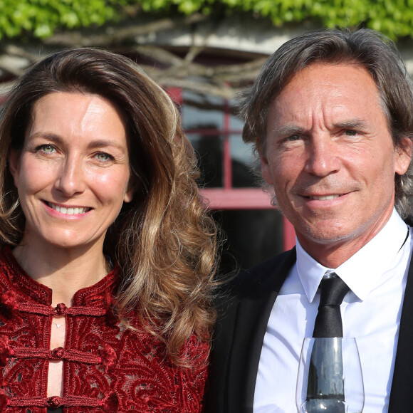 Alors qu'elle vient d'être choisie pour être la nouvelle marraine de la Patrouille de France, Anne-Claire Coudray a accordé une interview à "Gala".
Anne-Claire Coudray et son compagnon Nicolas Vix lors de la fête de la fleur et l'intronisation de personnalités commandeurs et ambassadeurs par la Commanderie du Bontemps au Château Smith Haut Lafitte à Martillac. © Fabien Cottereau / Patrick Bernard / Bestimage