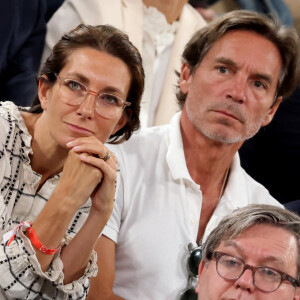 La journaliste y a évoqué sa vie de famille et notamment le "rituel" qu'elle a mis en place avec son mari Nicolas Vix.
Anne-Claire Coudray et son compagnon Nicolas Vix en tribune (jour 13) lors des Internationaux de France de Tennis de Roland Garros 2022 à Paris, France, le 3 juin 2022. © Dominique Jacovides/Bestimage