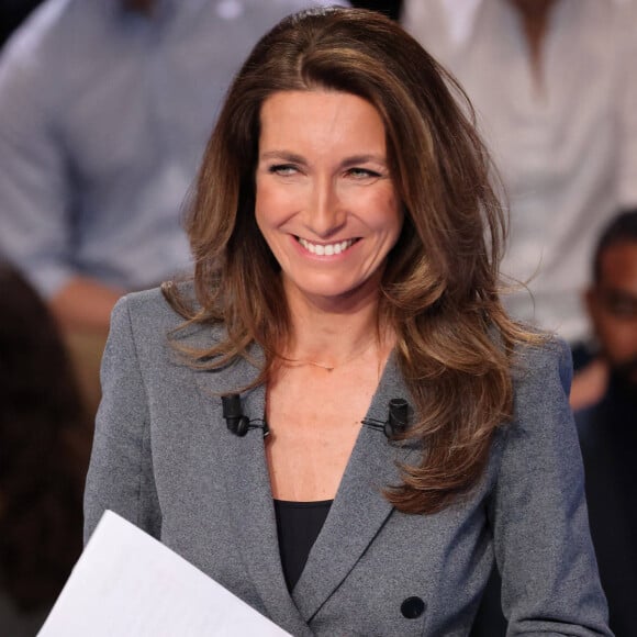 Alors, dès qu'elle le peut, elle privilégie son enrichissement culturel. "Les spectacles et les musées, ce sont les évasions les plus faciles à s'octroyer".
Anne-Claire Coudray - Les candidats à l'élection présidentielle sont sur le plateau de l'émission "La France face à la guerre" sur TF1 le 14 mars 2022. © Laurent Vu / Pool / Bestimage
