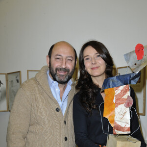 Il s'agit de l'écrivaine Emmanuelle Cosso.
Kad Merad et sa femme Emmanuelle Cosso Merad - Vernissage de l'exposition d'Emmanuelle Cosso Merad et de Pierre-Marie Brisson a l'Atelier-galerie Clot à Paris le 6 Decembre 2012.