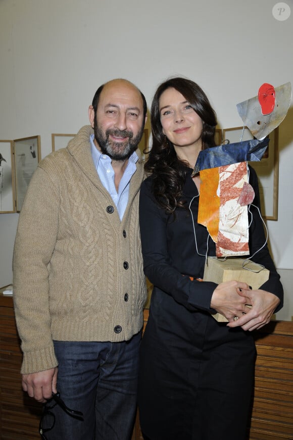 Il s'agit de l'écrivaine Emmanuelle Cosso.
Kad Merad et sa femme Emmanuelle Cosso Merad - Vernissage de l'exposition d'Emmanuelle Cosso Merad et de Pierre-Marie Brisson a l'Atelier-galerie Clot à Paris le 6 Decembre 2012.