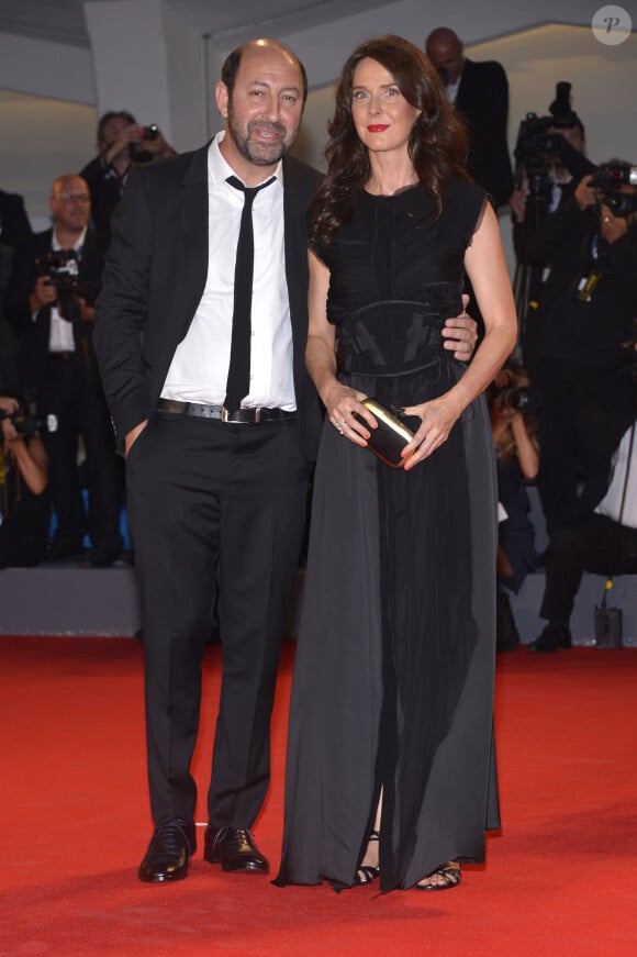 Ils sont restés mariés pendant 20 ans.
Kad Merad et sa femme Emmanuelle - Tapis rouge pour le film "Superstar" au 69ème Festival du film de Venise, le 30 août 2012.