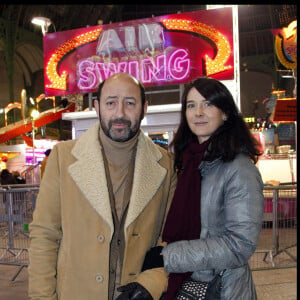 Les anciens tourtereaux sont néanmoins restés assez discrets sur leur vie privée...
Kad Merad et sa femme Emmanuelle Cosso - La fête foraine s'installer au Grand Palais à paris, le 15 décembre 2011.