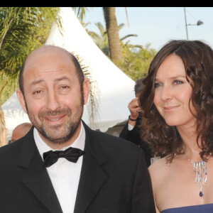 Ensemble, ils ont eu un fils, Kalil, né en 2004.
Kad Merad et sa femme Emmanuelle Cosso - Montée des marches du film "Vengeance" au 62ème Festival de Cannes.