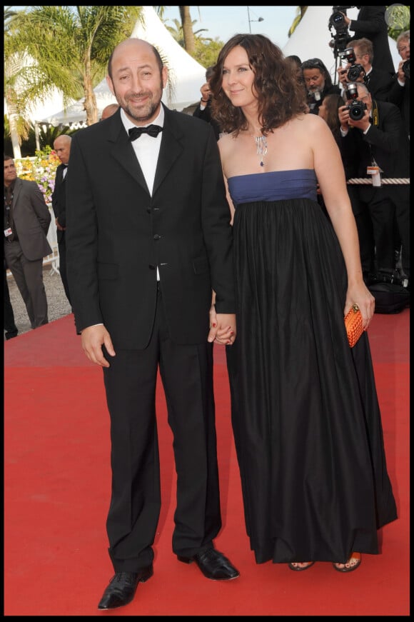 Ensemble, ils ont eu un fils, Kalil, né en 2004.
Kad Merad et sa femme Emmanuelle Cosso - Montée des marches du film "Vengeance" au 62ème Festival de Cannes.