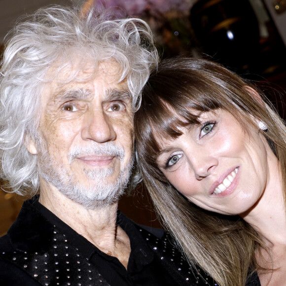 Dans une interview publiée pour Closer, Louis Bertignac est revenu sur sa consommation de drogue de ses 18 à ses 30 ans. 
Louis Bertignac et sa femme Laetitia Brichet lors de la soirée des "Stéthos d'or 2023" à l'hôtel Four Seasons George V à Paris le 27 mars 2023. © Cédric Perrin / Bestimage