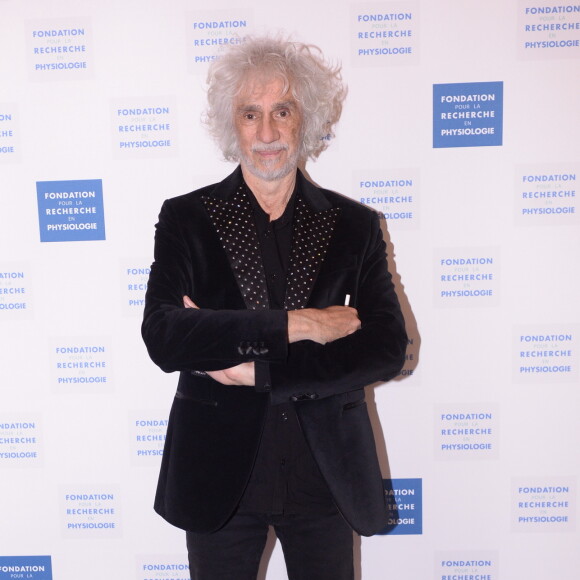 "Le soleil, c'est le petit paquet dont on est accro. En réalité, il fait moche dans ce genre de vie".
Louis Bertignac lors du photocall et du cocktail de la soirée des "Stéthos d'or 2023" à l'hôtel Four Seasons George V à Paris, France, le 27 mars 2023. Les "Stéthos d'Or" récompensent les artistes qui contribuent au bien-être de tous, organisé par la Fondation pour la Recherche en Physiologie. Les "Stéthos d'Or" mettent à l'honneur cette année encore les personnalités qui, par leurs implications et énergies positives, ont contribué à la grande réussite de cette manifestation. Grâce aux dons, les premiers programmes de recherches en France et la construction du laboratoire entièrement dédié à ces derniers ont pu voir le jour. D'autres avancées ont été présentées au cours de cette soirée composée d'un dîner avec les personnalités, de la remise des Stéthos d'Or puis d'une vente aux enchères. © Bellak-Guirec/Bestimage 