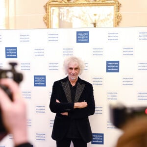 Louis Bertignac lors du photocall et du cocktail de la soirée des "Stéthos d'or 2023" à l'hôtel Four Seasons George V à Paris, France, le 27 mars 2023. Les "Stéthos d'Or" récompensent les artistes qui contribuent au bien-être de tous, organisé par la Fondation pour la Recherche en Physiologie. Les "Stéthos d'Or" mettent à l'honneur cette année encore les personnalités qui, par leurs implications et énergies positives, ont contribué à la grande réussite de cette manifestation. Grâce aux dons, les premiers programmes de recherches en France et la construction du laboratoire entièrement dédié à ces derniers ont pu voir le jour. D'autres avancées ont été présentées au cours de cette soirée composée d'un dîner avec les personnalités, de la remise des Stéthos d'Or puis d'une vente aux enchères. © Bellak-Guirec/Bestimage 