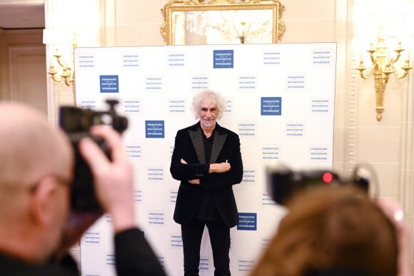 Louis Bertignac lors du photocall et du cocktail de la soirée des "Stéthos d'or 2023" à l'hôtel Four Seasons George V à Paris, France, le 27 mars 2023. Les "Stéthos d'Or" récompensent les artistes qui contribuent au bien-être de tous, organisé par la Fondation pour la Recherche en Physiologie. Les "Stéthos d'Or" mettent à l'honneur cette année encore les personnalités qui, par leurs implications et énergies positives, ont contribué à la grande réussite de cette manifestation. Grâce aux dons, les premiers programmes de recherches en France et la construction du laboratoire entièrement dédié à ces derniers ont pu voir le jour. D'autres avancées ont été présentées au cours de cette soirée composée d'un dîner avec les personnalités, de la remise des Stéthos d'Or puis d'une vente aux enchères. © Bellak-Guirec/Bestimage 