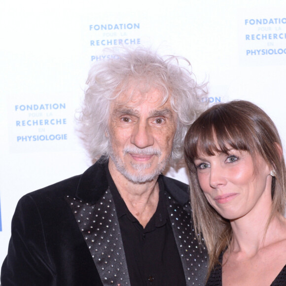 Louis Bertignac et sa femme Laetitia Brichet lors du photocall et du cocktail de la soirée des "Stéthos d'or 2023" à l'hôtel Four Seasons George V à Paris, France, le 27 mars 2023. Les "Stéthos d'Or" récompensent les artistes qui contribuent au bien-être de tous, organisé par la Fondation pour la Recherche en Physiologie. Les "Stéthos d'Or" mettent à l'honneur cette année encore les personnalités qui, par leurs implications et énergies positives, ont contribué à la grande réussite de cette manifestation. Grâce aux dons, les premiers programmes de recherches en France et la construction du laboratoire entièrement dédié à ces derniers ont pu voir le jour. D'autres avancées ont été présentées au cours de cette soirée composée d'un dîner avec les personnalités, de la remise des Stéthos d'Or puis d'une vente aux enchères. © Bellak-Guirec/Bestimage 