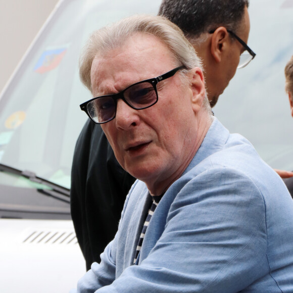 Son corps ne l'a pas épargné ces derniers mois.
Herbert Léonard et Corinne Hermès discutent devant le studio Gabriel après l'émission "Vivement Dimanche" à Paris.