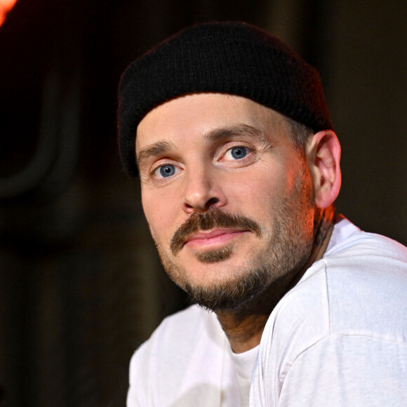 Le chanteur lance sa tournée pour ses 20 ans de carrière
Matt Pokora en show case à Nice, le 6 décembre 2022, dans la nouvelle salle du Casino Partouche du Palais de la Méditerranée pour la radio Kiss FM. Devant plus de 200 auditeurs azuréens invités par la station, Matt Pokora a interprété des nouveaux titres, ainsi que 2 de ses anciens tubes reprit par tout le public. Puis il s'est entretenu avec Jérémy Kiffel, l'un des animateurs de la station, sur sa prochaine tournée qui débutera en juin 2023, sur sa vie de famille, sur le football, une des passions de Matt, puis c'est le public qui a pris le relais en posant des questions. Durant ce show case il y a eu un moment fort avec la venue sur scène du jeune Christopher 15 ans aujourd'hui, mais qui dans les bras de sa mère alors qu'il n'avait que quelques semaines avait posé avec l'artiste. Matt, photo à l'appui, a posé 15 ans après avec le petit Christopher. © Bruno Bebert / Bestimage 