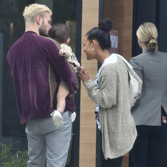 Les deux fils de M. Pokora vont assister à leur premier concert samedi 10 juin 2023.
Matt Pokora, sa femme Christina Milian et leur fils Isaiah visitent des nouvelles maisons à Los Angeles, le 7 juin 2021.