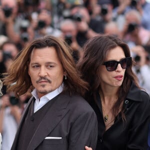 Johnny Depp et la réalisatrice Maïwenn au photocall de "Jeanne du Barry" lors du 76ème Festival International du Film de Cannes, le 17 mai 2023. © Dominique Jacovides/Cyril Moreau/Bestimage 
