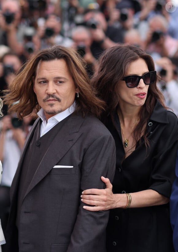 Johnny Depp et la réalisatrice Maïwenn au photocall de "Jeanne du Barry" lors du 76ème Festival International du Film de Cannes, le 17 mai 2023. © Dominique Jacovides/Cyril Moreau/Bestimage 