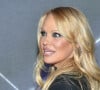 Il s'agissait là d'une condition imposée par Pamela Anderson, qui ne voulait pas se déplacer à Paris.
Pamela Anderson au photocall de la soirée "Mugler H&M" à New York, le 19 avril 2023. 