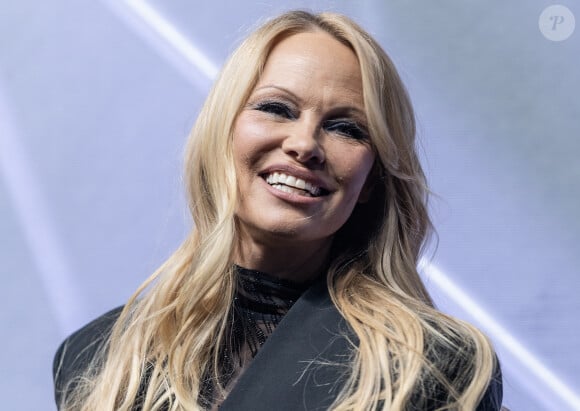 Audrey Crespo-Mara n'a pas évoqué la relation de Pamela Anderson avec Adil Rami durant leur entretien.
Pamela Anderson au photocall de la soirée "Mugler H&M" à New York, le 19 avril 2023. 