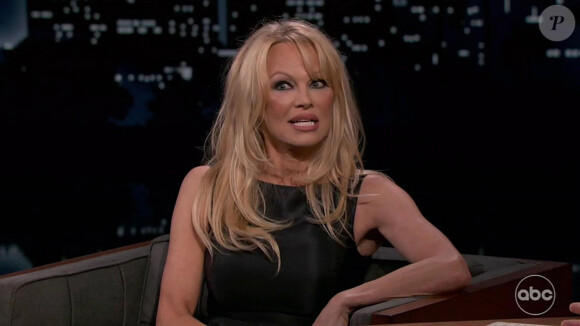 Pamela Anderson s'est retrouvée gênée lorsque son caniche en forme de ballon a pris une forme phallique, lors de son apparition dans l'émission Jimmy Kimmel Live ! 