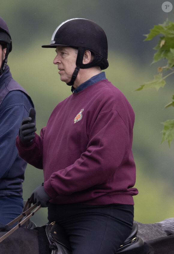 Mais Andrew refuse de bouger.
Le prince Andrew, duc d'York, se balade à cheval dans le parc du château de Windsor, le 5 juin 2023. 