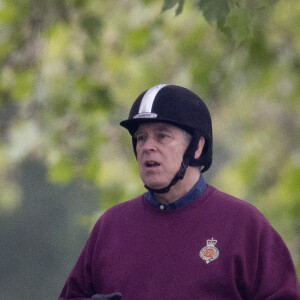 Le prince Andrew, duc d'York, se balade à cheval dans le parc du château de Windsor, le 5 juin 2023. 