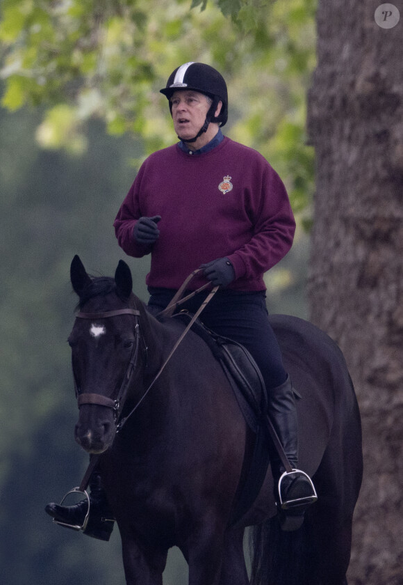 Le prince Andrew, duc d'York, se balade à cheval dans le parc du château de Windsor, le 5 juin 2023. 