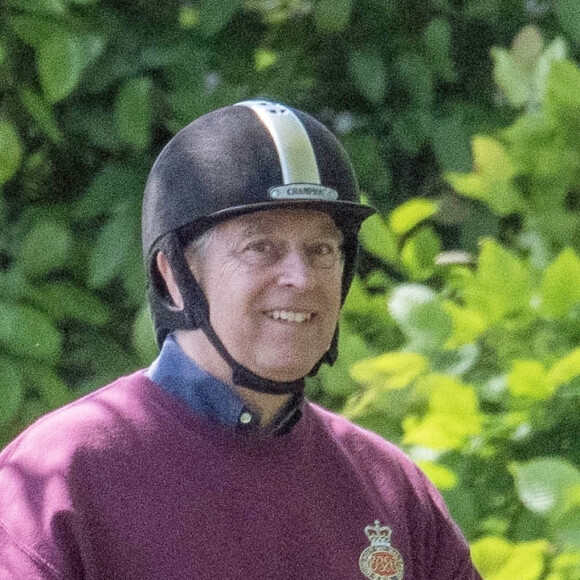Le Prince Andrew est tout sourire lors d'une balade à cheval avec des palefreniers à Windsor, Royaume Unis le 27 Mai 2023. 