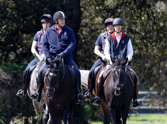 Le prince Andrew, duc d'York, et le prince Edward, duc d'Edimbourg, se baladent à cheval dans le parc du château de Windsor, le 20 mai 2023. 