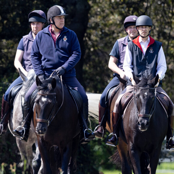 Le prince Andrew, duc d'York, et le prince Edward, duc d'Edimbourg, se baladent à cheval dans le parc du château de Windsor, le 20 mai 2023. 