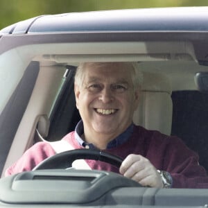 Le prince Andrew, duc d'York, arrive en Range Rover au chateau de Windsor, le 15 mai 2023. 