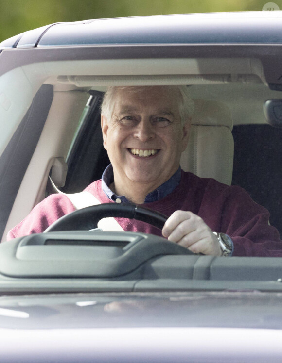 Le prince Andrew, duc d'York, arrive en Range Rover au chateau de Windsor, le 15 mai 2023. 