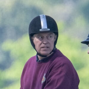 Il y vit depuis plus de 20 ans mais Charles III voudrait resserrer la monarchie et le faire déménager.
Le prince Andrew en promenade à cheval avec la police montée royale canadienne à Windsor. Le 29 avril 2023 