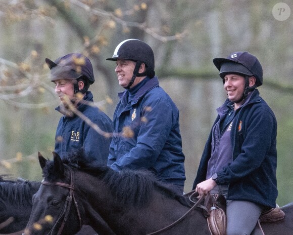 Le prince Andrew, duc d'York, monte à cheval dans le parc du château de Windsor le 15 avril 2023. 
