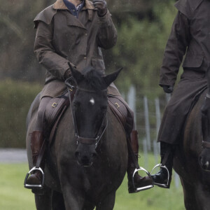Le prince Andrew, duc d'York, et le prince Edward, duc de Wessex, se baladent à cheval dans le parc du château de Windsor, le 18 mars 2023. 