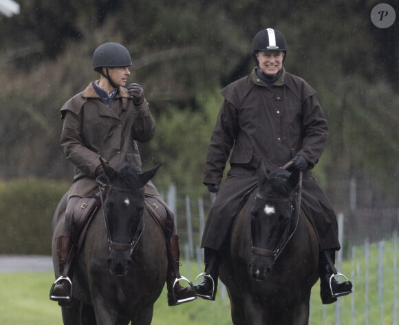 Le prince Andrew, duc d'York, et le prince Edward, duc de Wessex, se baladent à cheval dans le parc du château de Windsor, le 18 mars 2023. 