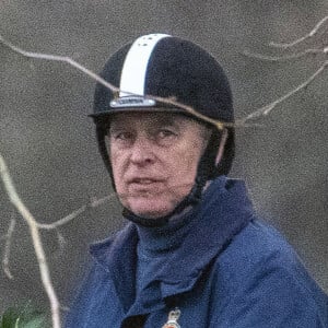 Le prince Andrew, duc d'York, se balade à cheval sur le domaine du château de Windsor le 18 février 2023. 