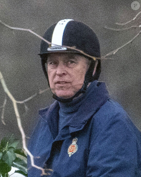 Le prince Andrew, duc d'York, se balade à cheval sur le domaine du château de Windsor le 18 février 2023. 