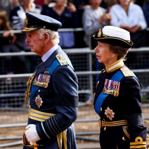 Le roi Charles III d'Angleterre, la princesse Anne, et le prince Andrew, duc d'York - Procession cérémonielle du cercueil de la reine Elisabeth II du palais de Buckingham à Westminster Hall à Londres, Royaume Uni, le 14 septembre 2022. 